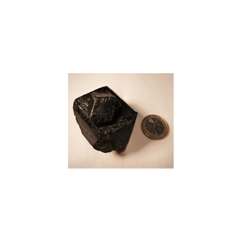 cristal de tourmaline biterminé avec macle