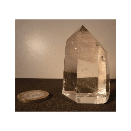 pointe de cristal de roche avec inclusions