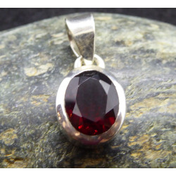 Pendentif en Grenat facetté et argent